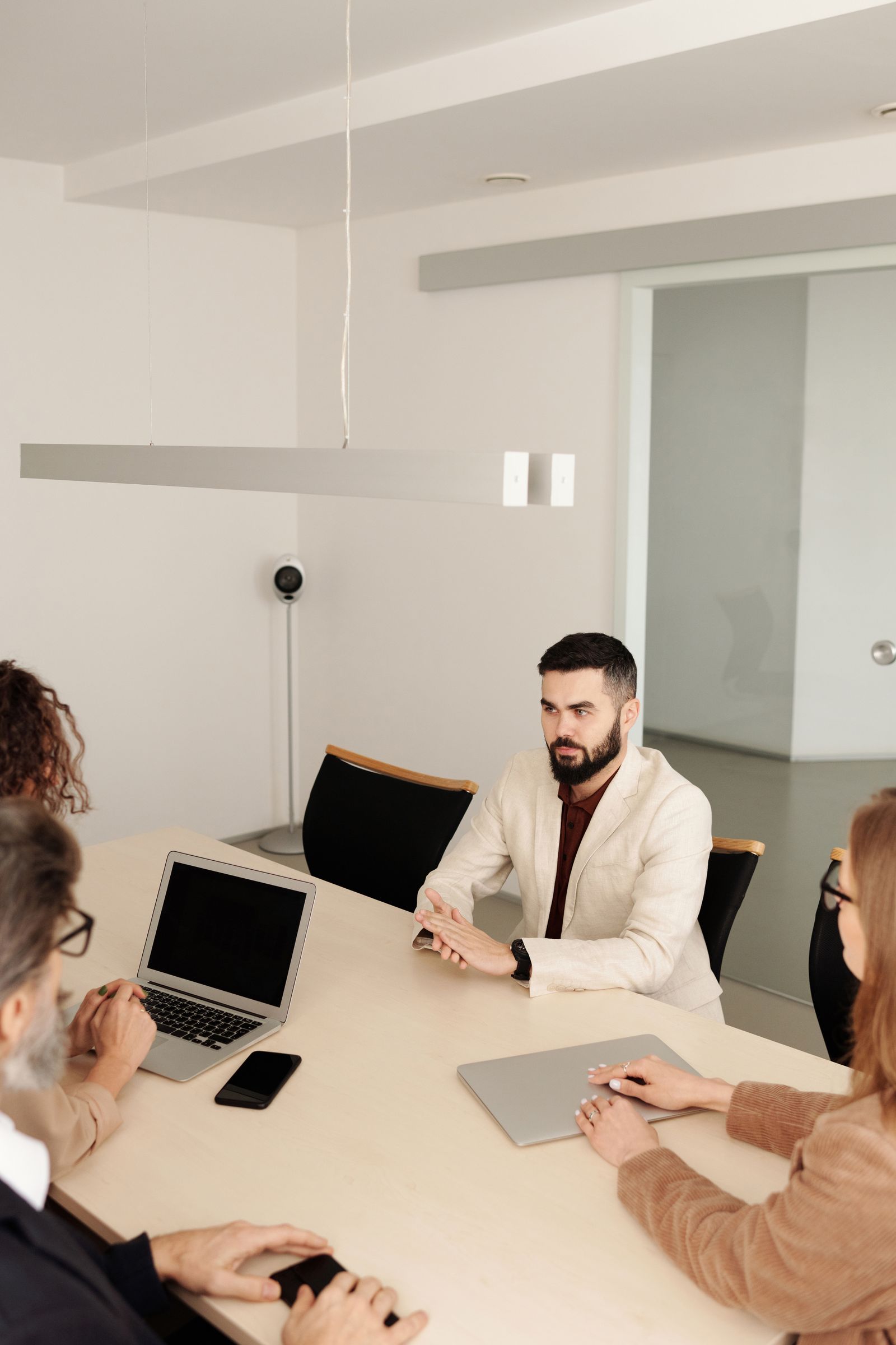 Equipe discutindo opções de formação e cursos